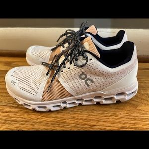 Women’s On Cloudflyer Size 9